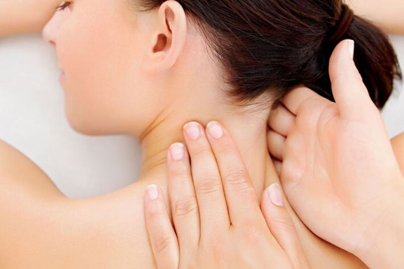 Massage phòng ngừa đau vai gáy